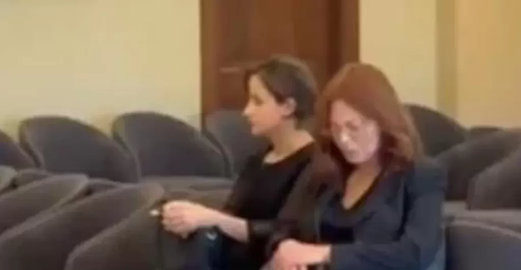كارمن لبس.. تبكي وتودع حبيب العمر  ”زياد الرحبانى” في كنيسة رقاد السيدة