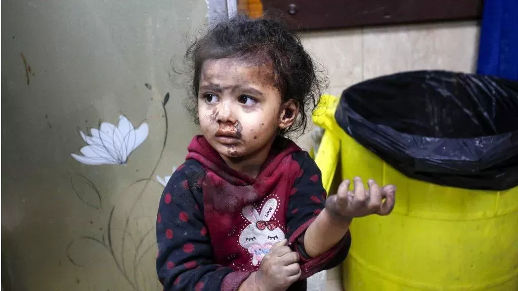 جريمة مركّبة، تجمع بين القتل والتجويع .. لا هدنة في غزة ولا مساعدات كافية