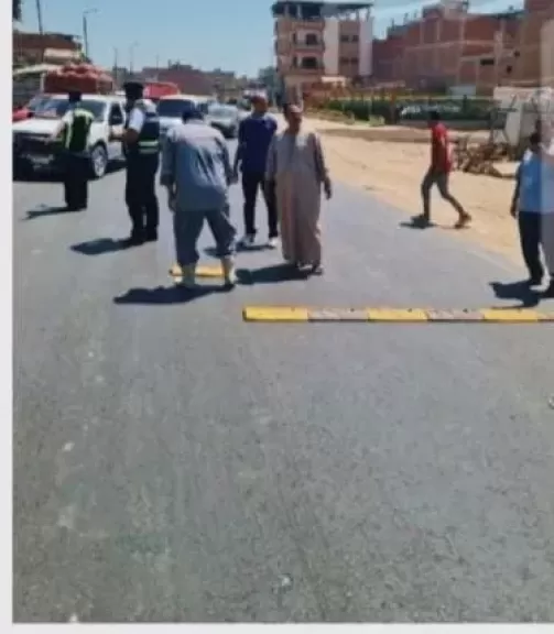مطبات صناعية بمدخل قرية الدلجمون استجابة لشكاوى الأهالي من الحوادث المتكررة
