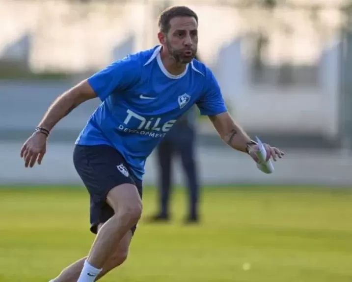 فيريرا ينقل الأفكار الخططية للاعبي الزمالك في محاضرة داخل أرضية الملعب