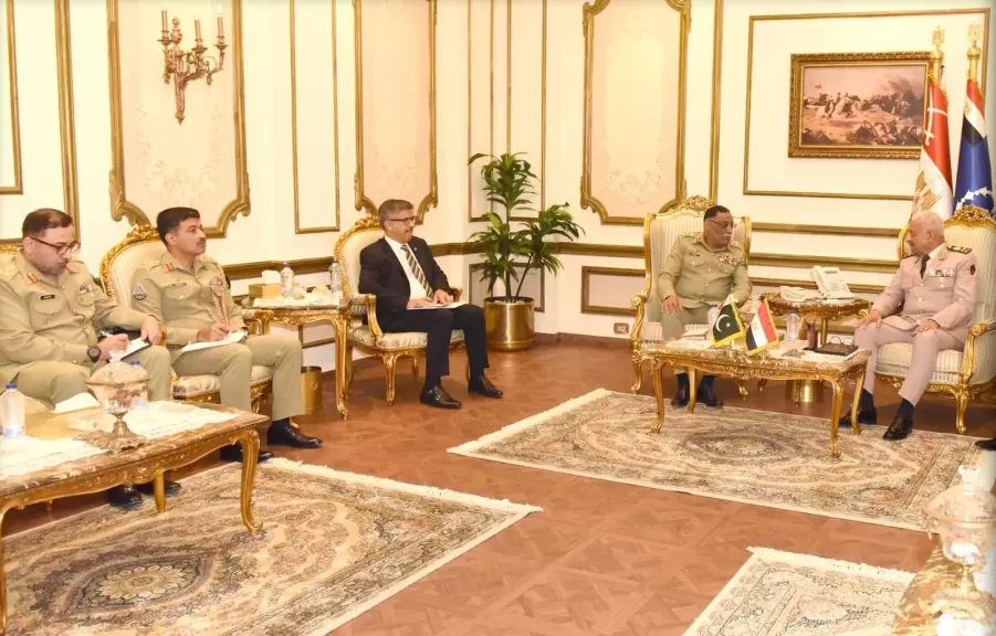 وزير الدفاع يلتقى رئيس هيئة الأركان المشتركة الباكستانية لبحث التعاون العسكري المشترك