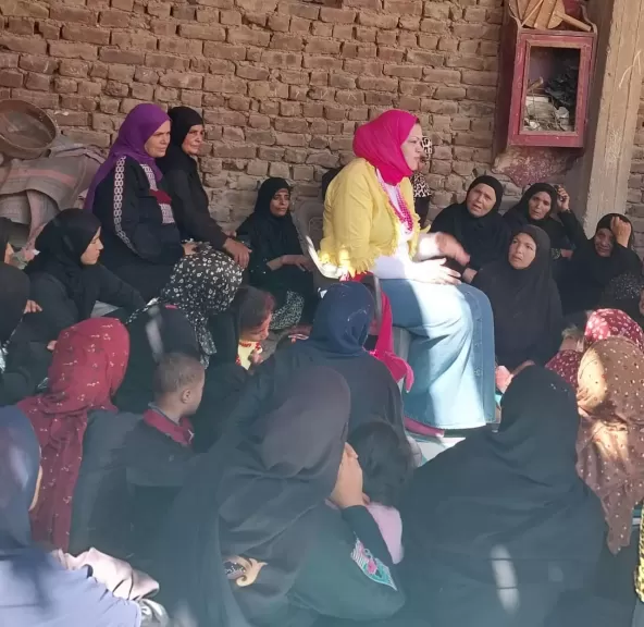 قومى المرأة بسوهاج يُطلق حملة طرق الأبواب لتوعية السيدات بالمشاركة فى انتخابات الشيوخ