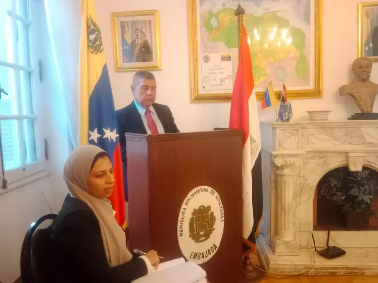 السفير الفنزويلي بالقاهرة يحيي ذكرى ”بوليفار” و”تشافيز” والنصر الشعبي