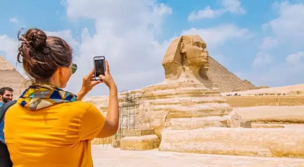 وزير السياحة يُعلن زيادة أجور المرشدين السياحيين ويحدد موعد التطبيق- تفاصيل
