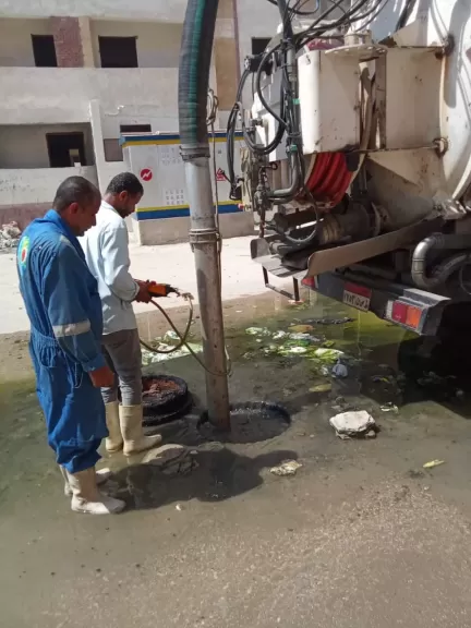 رئيس مياه القناة: تكثيف أعمال تطهير شبكات الصرف الصحي بمساكن مبارك