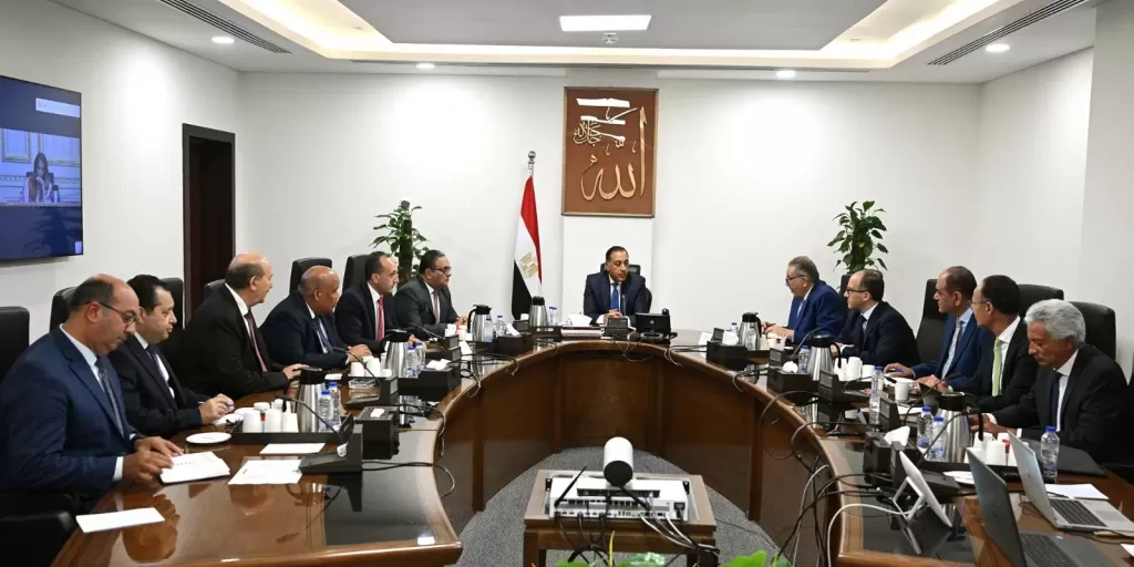 رئيس الوزراء يطالب رؤساء جميع الغرف التجارية بالتوافق على تخفيضات حقيقية في الأسعار لمختلف السلع