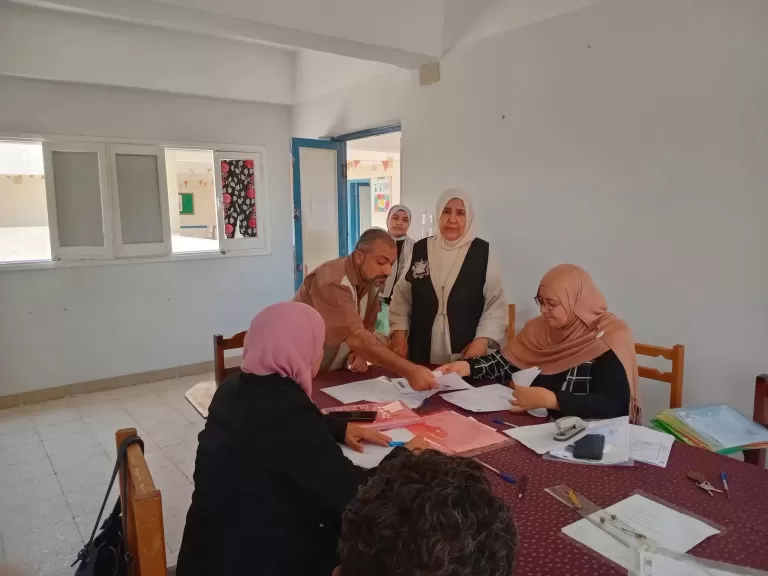 مديرة معهد الفيروز الفنى بطور سيناءتشرف على إستلام ملفات الطلاب الجدد