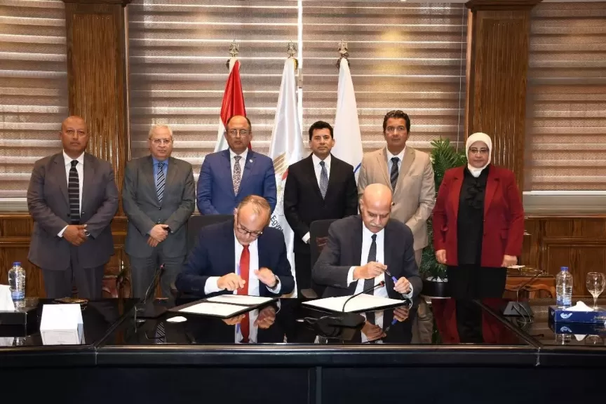 وزير الشباب ورئيس جامعة حلوان يشهدان توقيع بروتوكول تعاون لدعم الاستثمار الرياضي...«قنديل»: إنشاء أول نادٍ جامعي بفروع متعددة