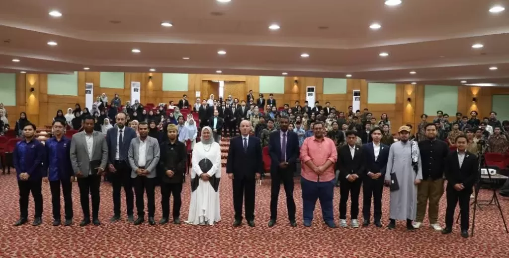 مستشارة شيخ الأزهر ورئيس قطاع مدن البعوث الإسلامية يفتتحان البرنامج التعريفي بالأزهر... صور