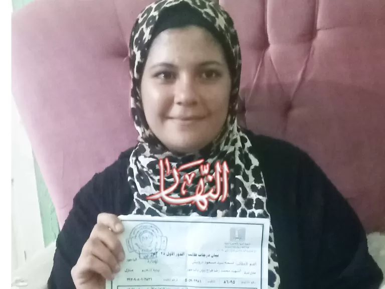 نسمة درويش.. أم لثلاثة أطفال تحصل على الشهادة الإعدادية وتحلم بالالتحاق بكلية الحقوق