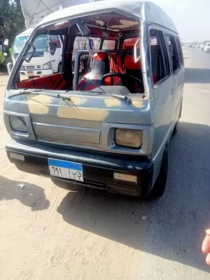 سيارة طائشة تتسبب في تصادم جماعي وسقوط إحدي السيارات في المياه ببنها