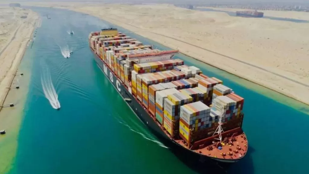 قناة السويس تمد العمل بتخفيض الرسوم 15%.. ومدبولي: إيراداتها تراجعت 60%