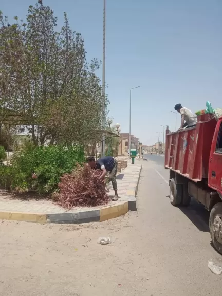 استعدادا لانتخابات مجلس الشيوخ.. تكثيف حملات النظافة بمحيط المقرات الانتخابية بالقصير