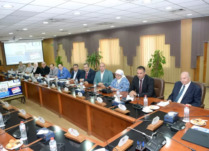 للمرة الثانية على التوالي.. محافظ الدقهلية في زيارة مفاجئة لشركة المياه والصرف الصحي لتفقد غرفة العمليات