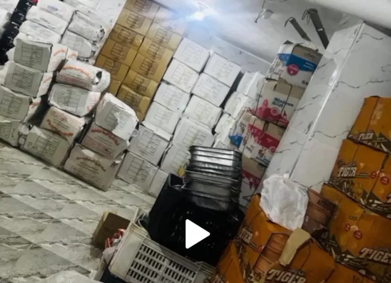 ضبط كميات كبيرة من الأغذية الفاسدة داخل مخزن غير مرخص بمحيط مطعم كشري شهير ببنها