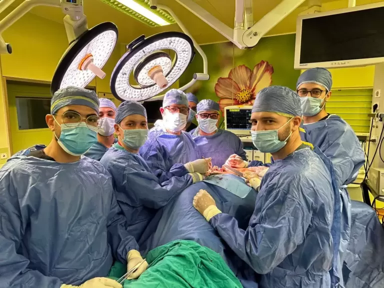 نجاح جراحة دقيقة لاستئصال ورم عظمي بالكتف في جامعة كفر الشيخ