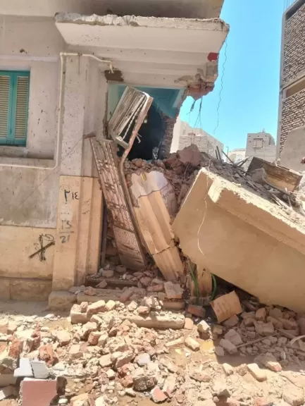 تضرر بسبب التنقيب عن الآثار.. انهيار منزل مسلح من 3 طوابق دون إصابات في قنا