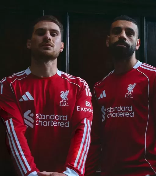 محمد صلاح يتصدر الإعلان الرسمي لقمصان ليفربول الجديدة