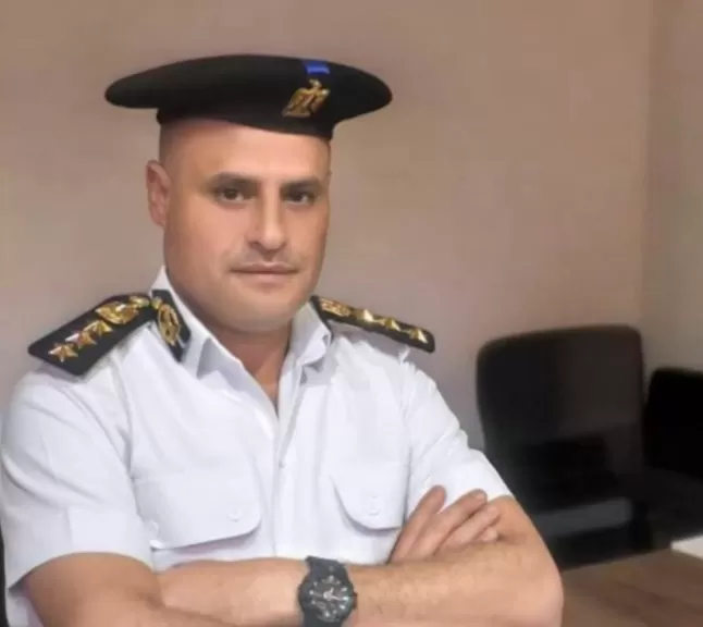 مأمور مركز شرطة أشمون يسدد دين سيدة غارمة ويُخلي سبيلها من الحبس