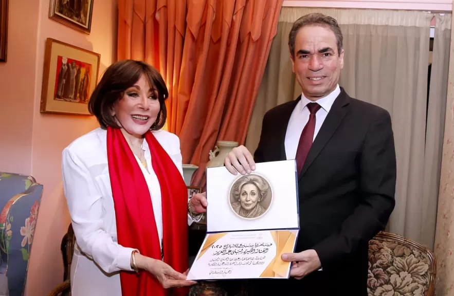منح وسام ماسبيرو للفنانة الكبيرة لبنى عبدالعزيز