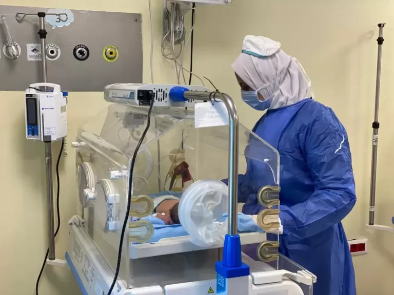 بداية حياة.. فريق مستشفى 30 يونيو ينقذ وتين بعد ولادة حرجة بوزن 1 كجم