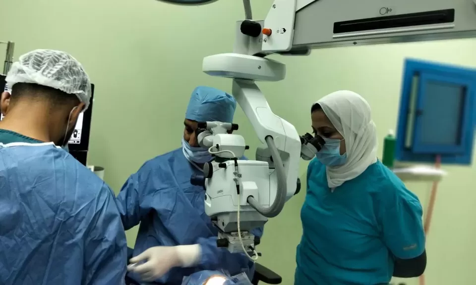 نجاح عمليتي زراعة قرنية لشاب وسيدة في مركز طب وجراحة العيون بكفر الشيخ