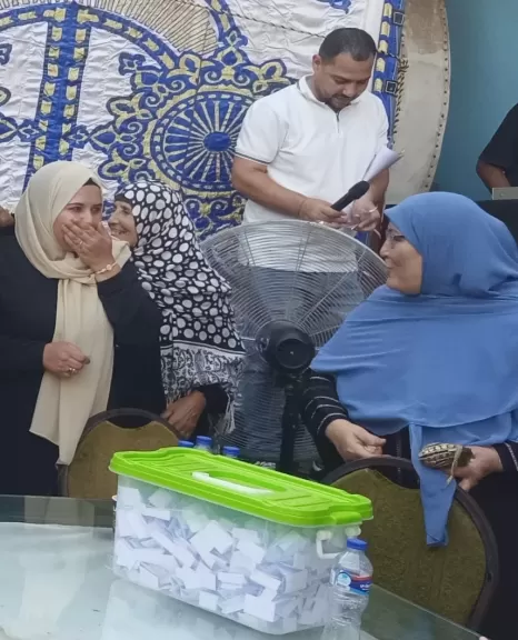 في المنوفية.. سيدة تهدي زوجها رحلة عمرة بعد فوزها بها: ”هو أولى بزيارة الحبيب”