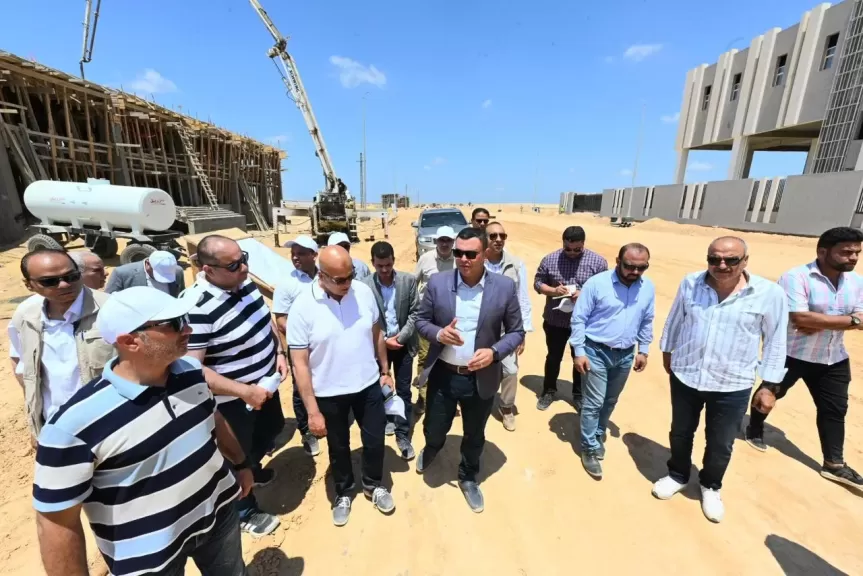 وزير الإسكان يتابع مرافق 220 فدان صناعي ويعاين كوبري القطار السريع ببرج العرب الجديدة