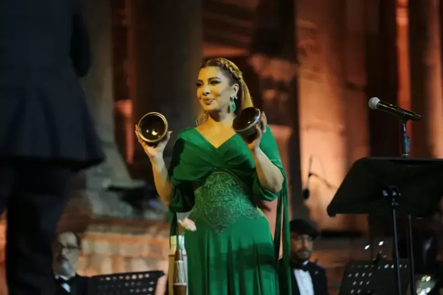 وزير الثقافة الأردني يكرّم الفنانة أصالة نصري في ختام مهرجان جرش