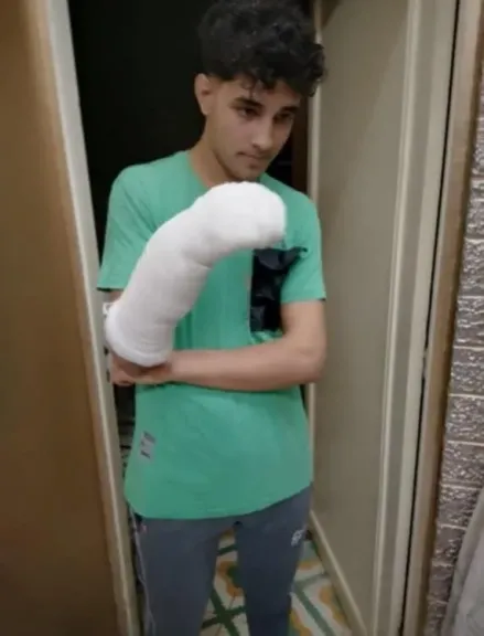 خمسيني يروع طفلا ويقطع ذراعه بالسيف و”كلب شارع” ينقذه من موت محقق.. وأسرة المجني عليه: محاولة مفضوحة لقلب الحقائق