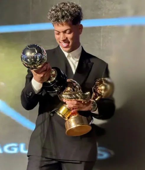 نجم الأهلي يحتفي بجائزة دير جيست لأفضل لاعب في مصر للعام الثاني على التوالي