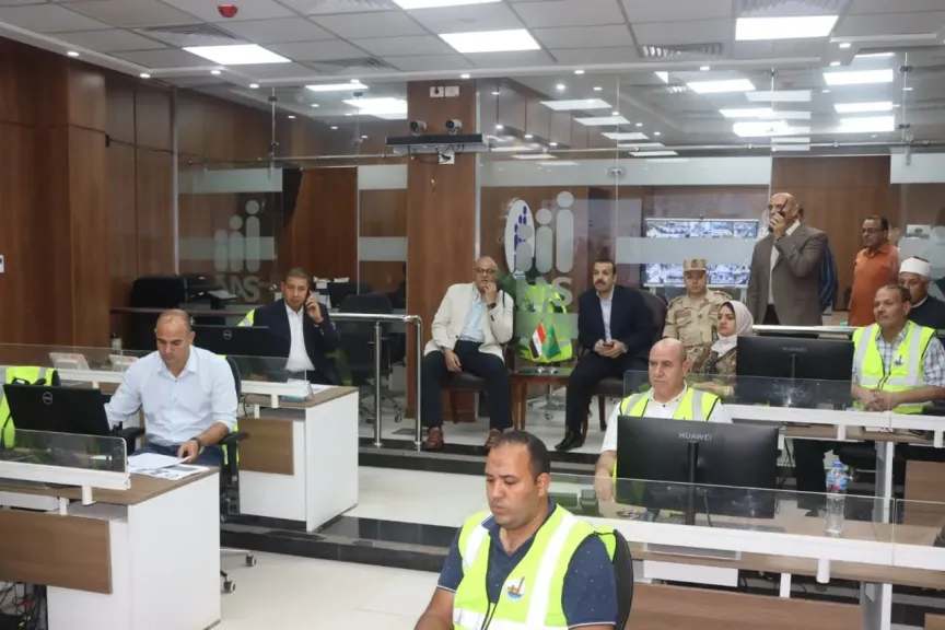 محافظ القليوبية يتابع سير العملية الانتخابية من غرفة الشبكة الوطنية