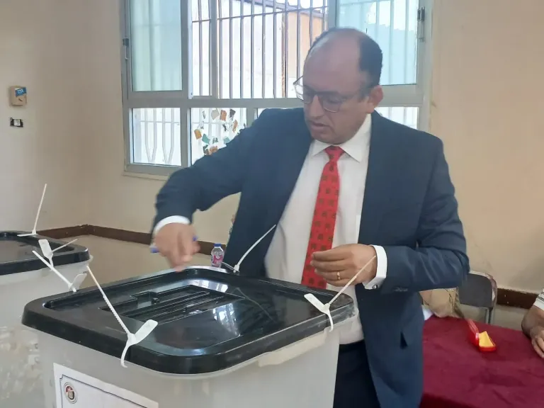رئيس جامعة حلوان يُدلي بصوته في انتخابات مجلس الشيوخ ويدعو إلى المشاركة الفعالة