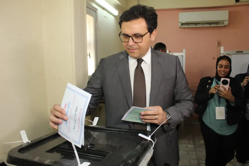 وزير الثقافة يدلي بصوته في انتخابات مجلس الشيوخ 2025
