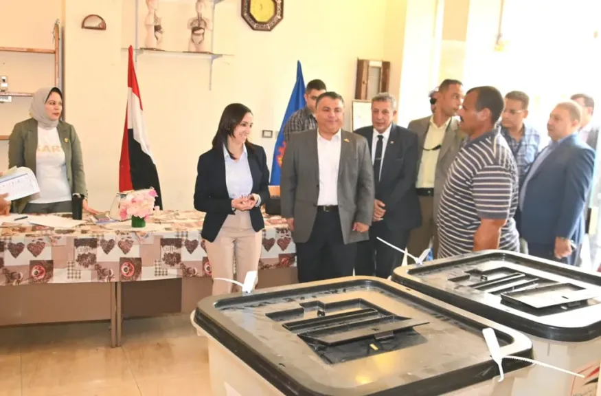 محافظ البحيرة تتفقد عددا من لجان انتخابات مجلس الشيوخ بدمنهور