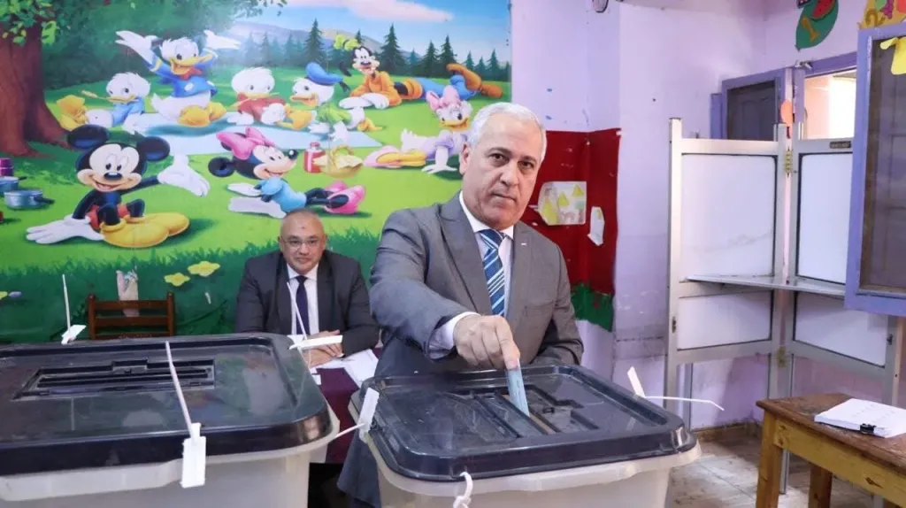 رئيس ”الوطنية للصحافة” يُدلي بصوته في انتخابات الشيوخ