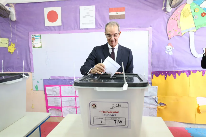 وزير الاتصالات يدلى بصوته فى انتخابات مجلس الشيوخ