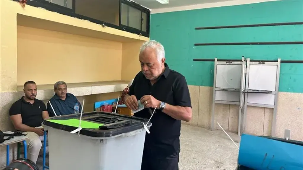 نقيب الممثلين يُدلي بصوته في انتخابات الشيوخ: المشاركة مسؤولية وطنية