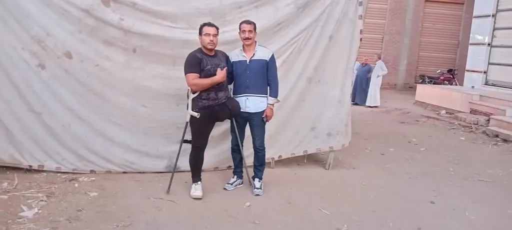 رغم إصابته ببتر في الساق.. مواطن يشارك في الانتخابات البرلمانية ويوجه رسالة للشباب بكفرالشيخ