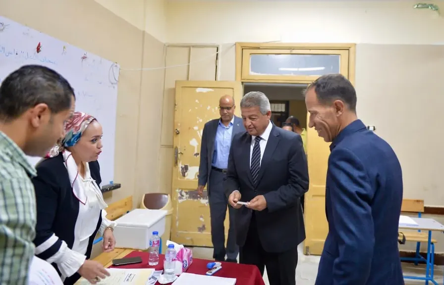 رئيس ”الأعلى للإعلام” يدلي بصوته في انتخابات الشيوخ.. ويؤكد: المشاركة واجب وطني وحق دستوري