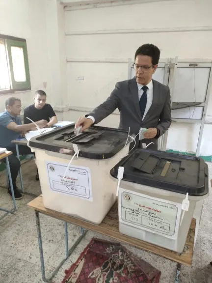 ”رئيس جامعة بنها” يدلي بصوته في انتخابات مجلس الشيوخ 2025