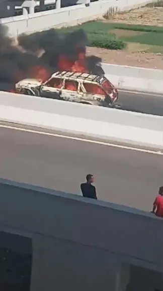 العربية تفحمت.. النيران تلتهم سيارة بيجو أعلى كوبري في قنا