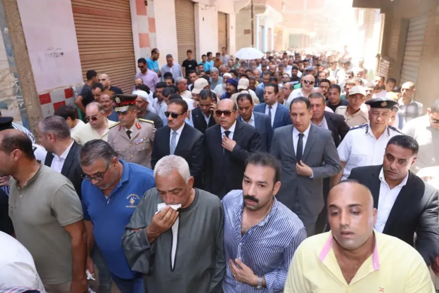 محافظ المنوفية يتقدم الجنازة العسكرية للرائد أحمد حافظ بمسقط رأسه بقرية طه شبرا بقويسنا ويقدم واجب العزاء لأسرته
