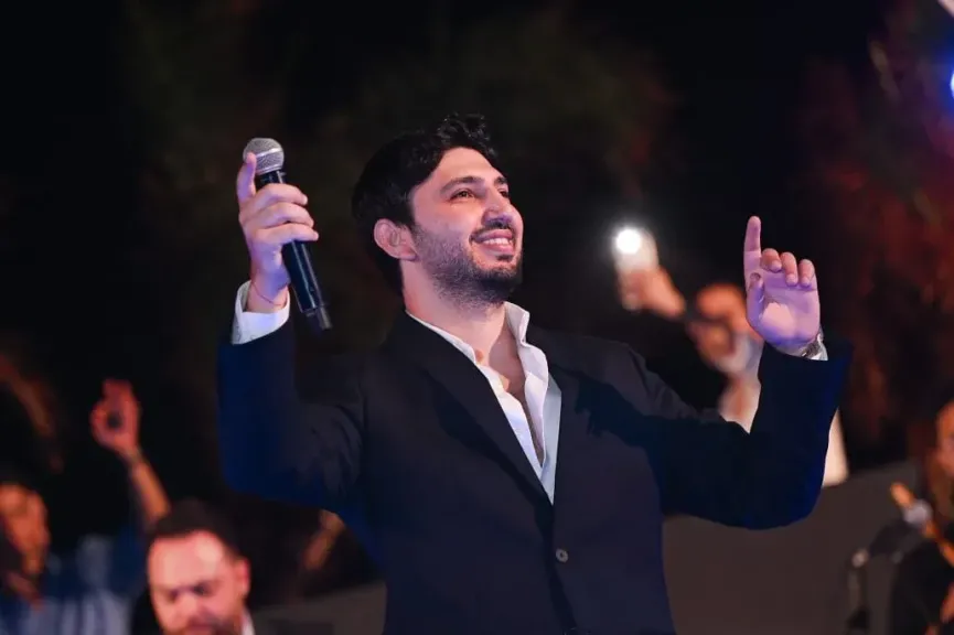 محمد فضل شاكر يفتتح أولى حفلاته في العلمين الجديدة وسط حضور جماهيري لافت