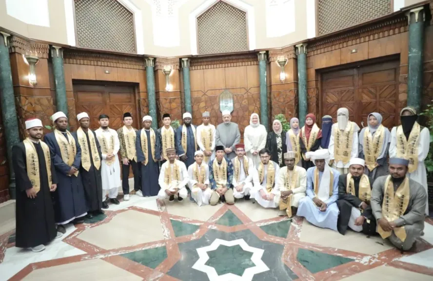 شيخ الأزهر يلتقي طلاب مدرسة ”الإمام الطيب” ويستذكر معهم تجربته في حفظ القرآن الكريم في ”كُتَّاب القرية”