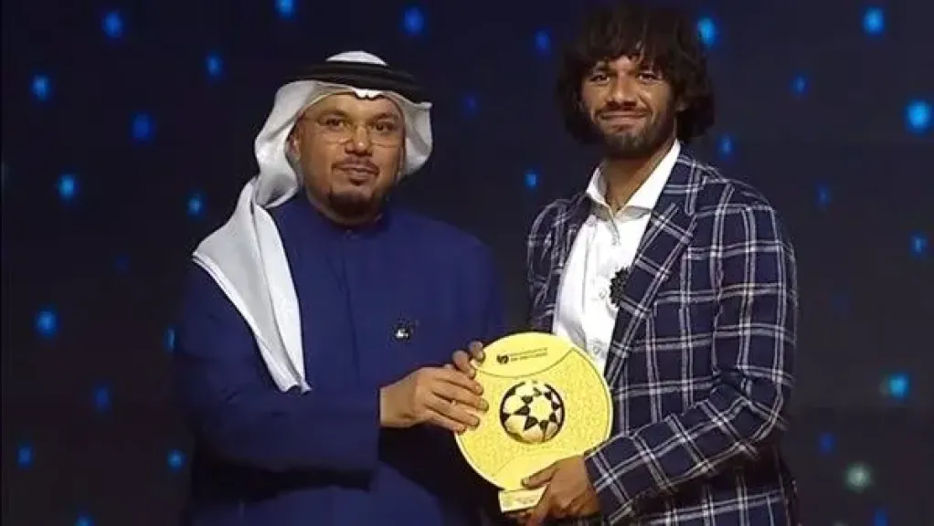 محمد الننى يتوج بجائزة أفضل لاعب في الدوري الاماراتي بإختيار الجمهور
