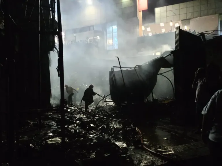 مدير أمن القليوبية يتفقد حريق محلات شبرا الخيمة أمام محطة المترو