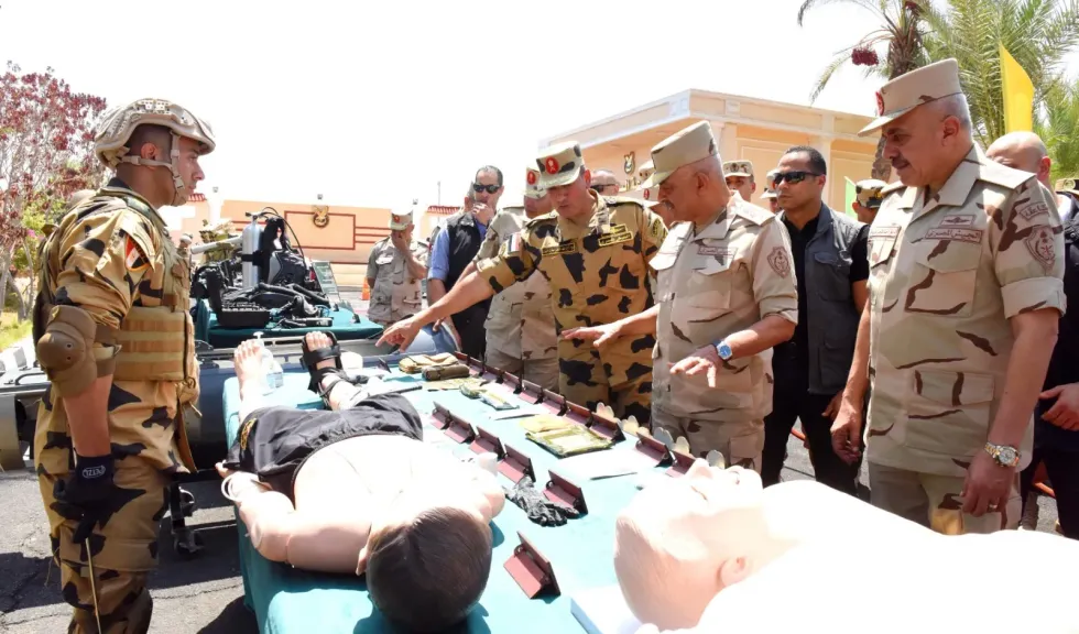 وزير الدفاع يلتقي بمقاتلي القوات الخاصة من المظلات والصاعقة