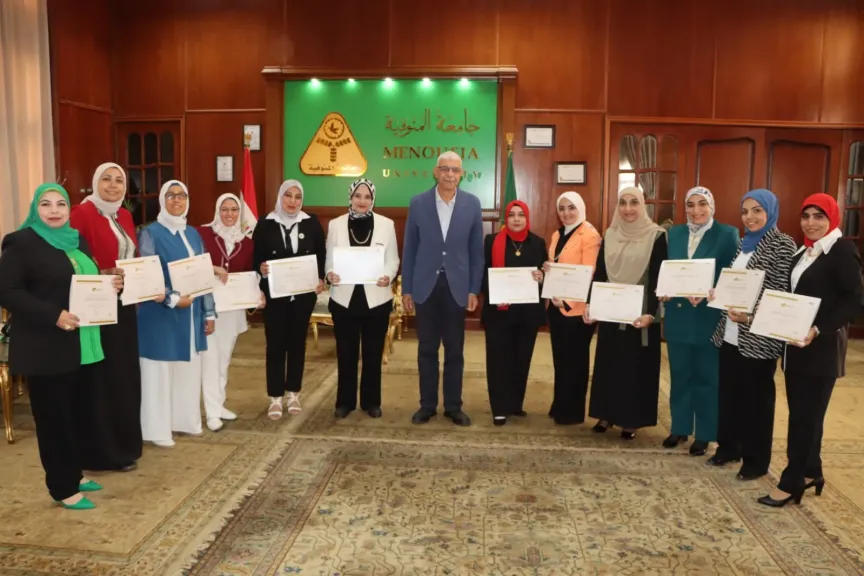 رئيس الجامعة يكرم المشاركات في برنامج ”المرأة تقود” في المحافظات المصرية الدفعة الثالثة