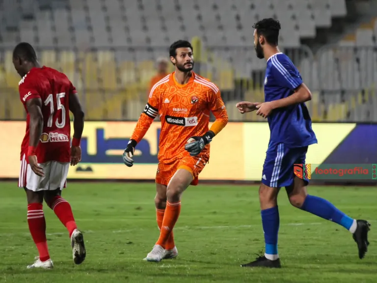 محمد الشناوي يتقبل القرار بصمت.. لكن علامات الغضب كانت واضحة بعد استبعاده من التشكيل الأساسي